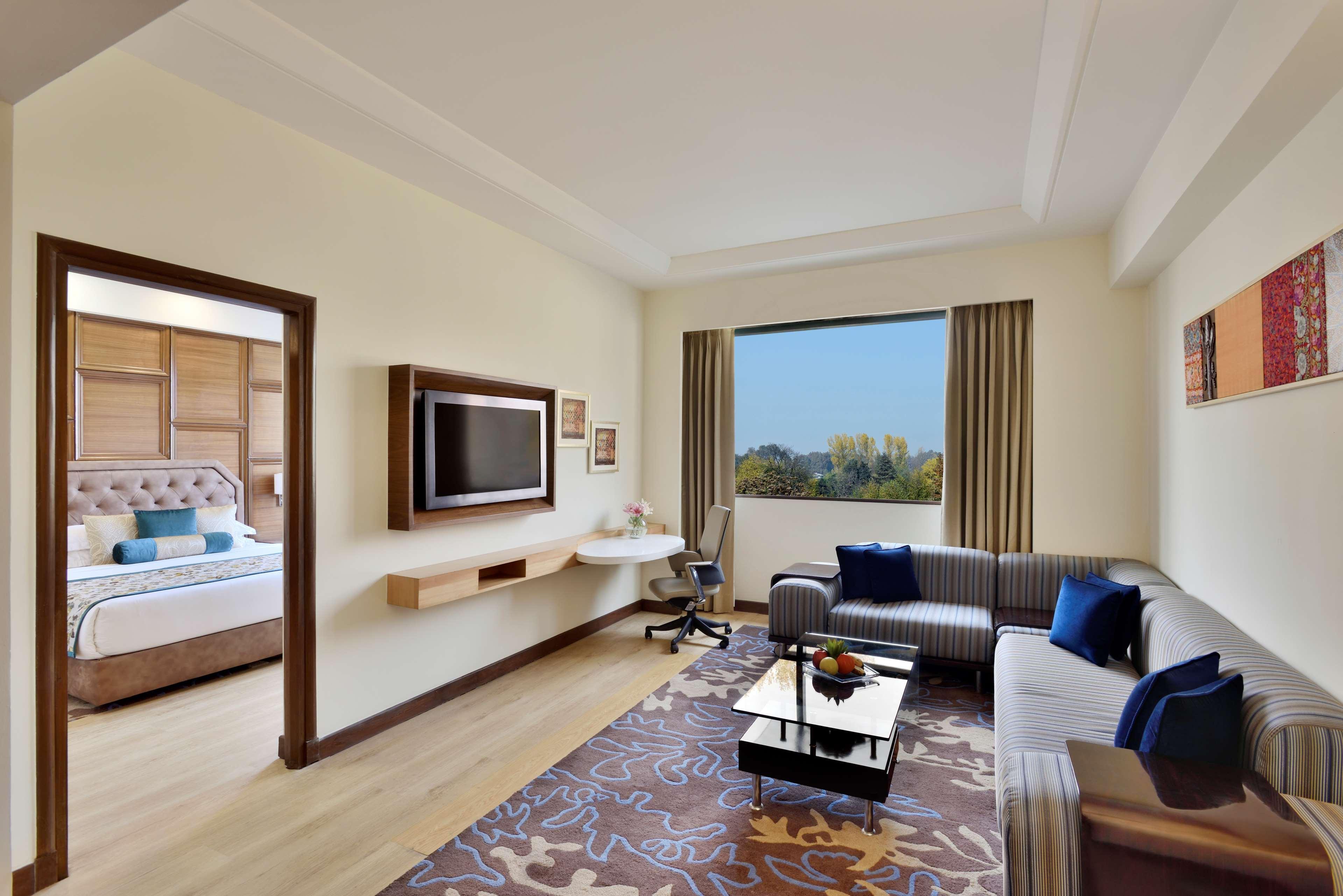 Radisson Srinagar Hotel Екстериор снимка