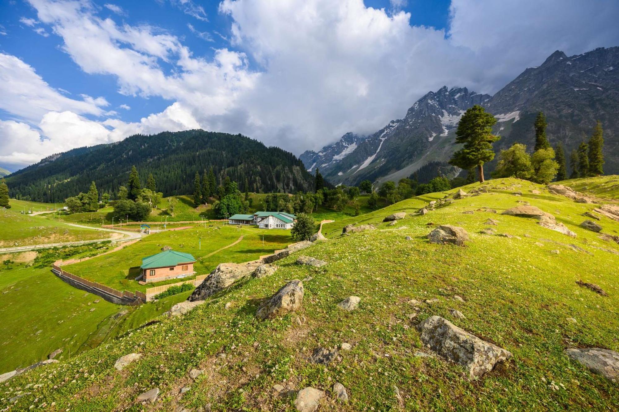 Radisson Srinagar Hotel Екстериор снимка