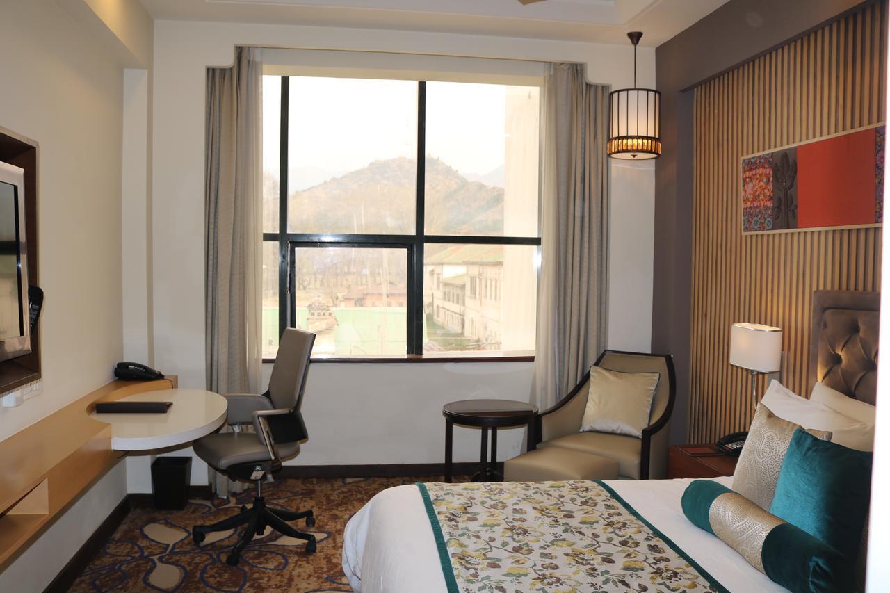 Radisson Srinagar Hotel Екстериор снимка