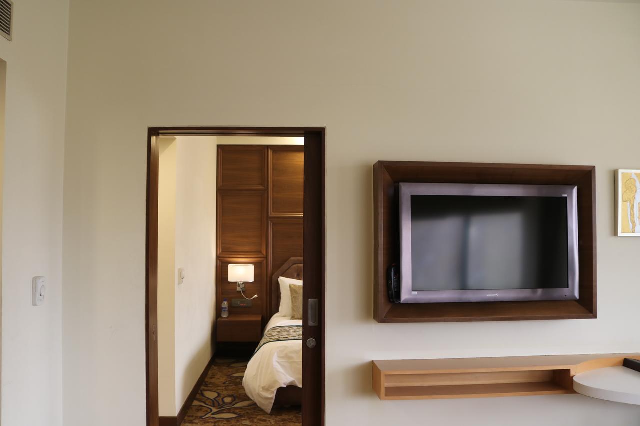 Radisson Srinagar Hotel Екстериор снимка
