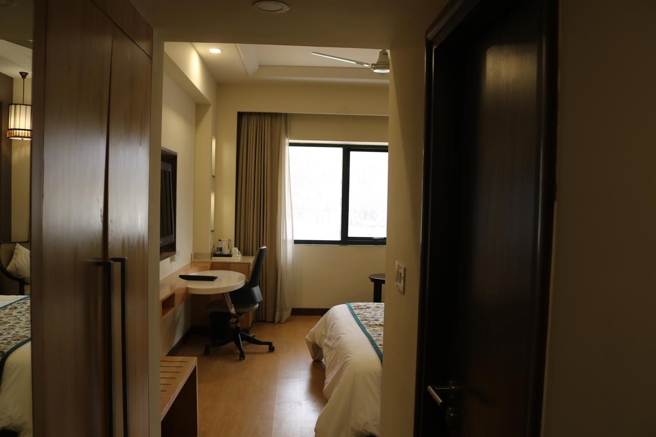 Radisson Srinagar Hotel Екстериор снимка